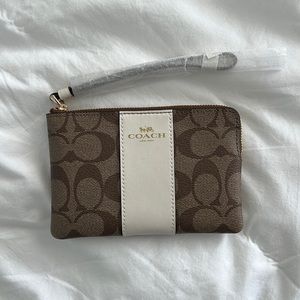Coach wristlet brand new, color brown and off white